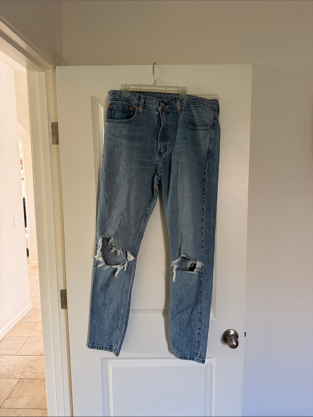 Levi's Men’s Light Blue Straight Jeans with Knee Rips